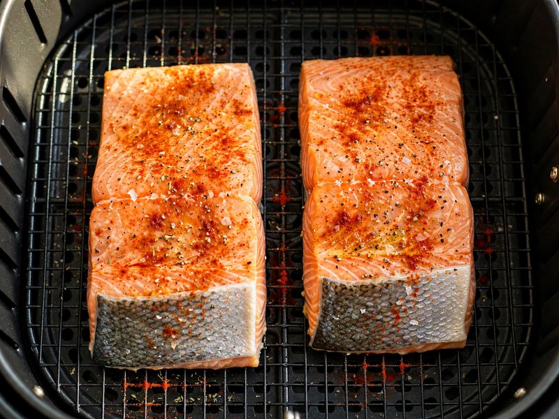 Lachsfilet im Airfryer-Korb – mit der Hautseite nach unten, nicht gestapelt