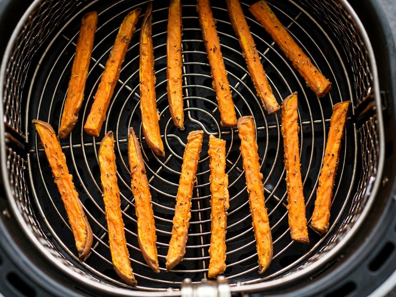 Süßkartoffel-Pommes garen im Airfryer-Korb bei 200 °C